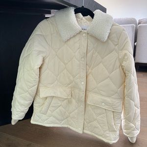 Ivory puffy jacket with shearling collar Size: 4